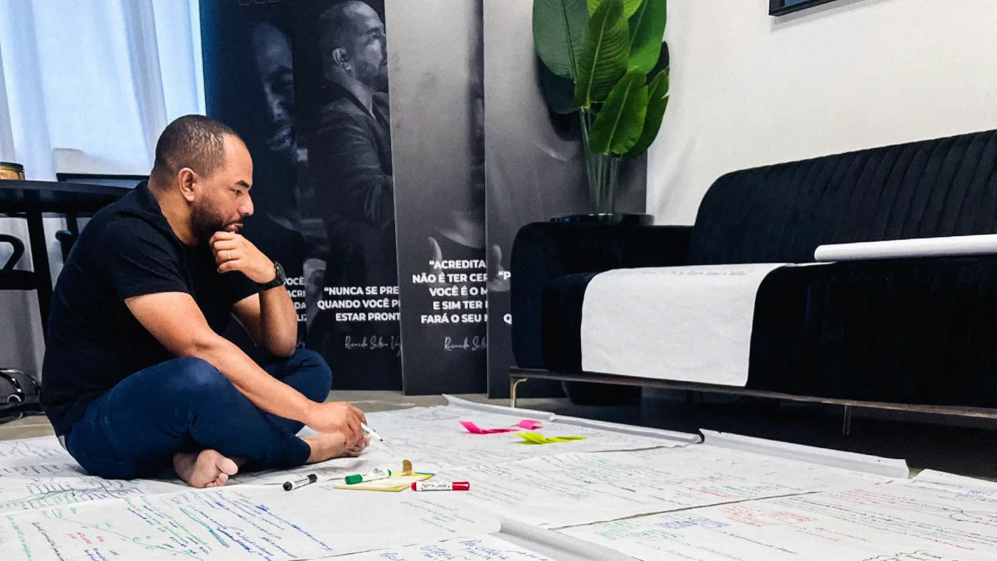 Ricardo Voz construindo o método entre mapas e anotações