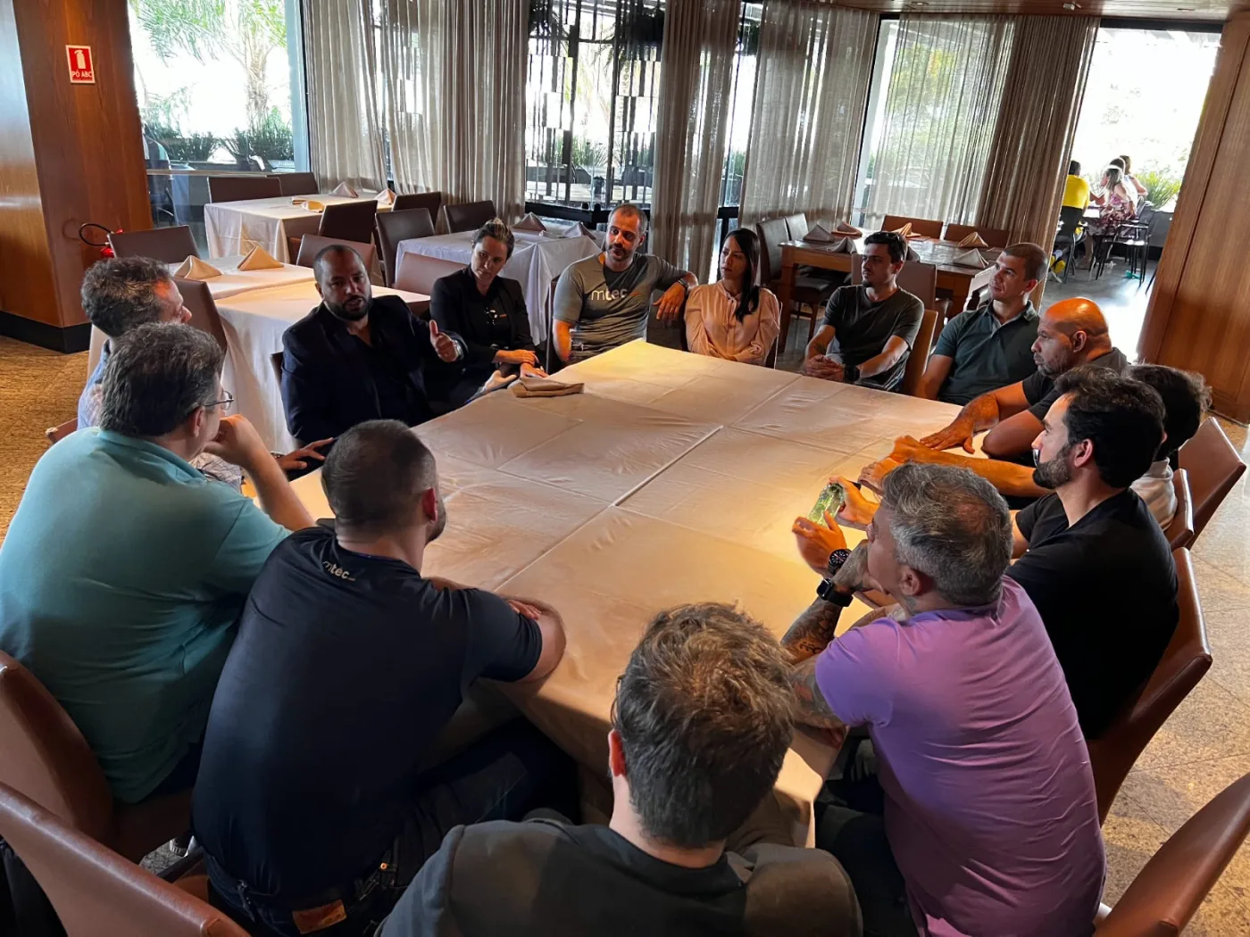 Ricardo Voz reunido com uma equipe ao redor da mesa