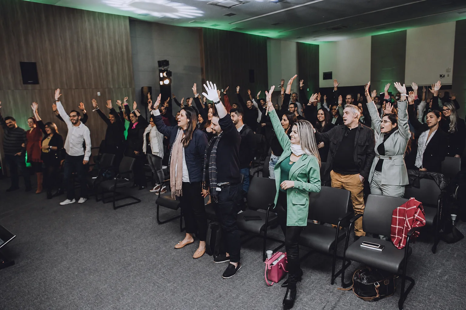 Público participando e levantando as mãos