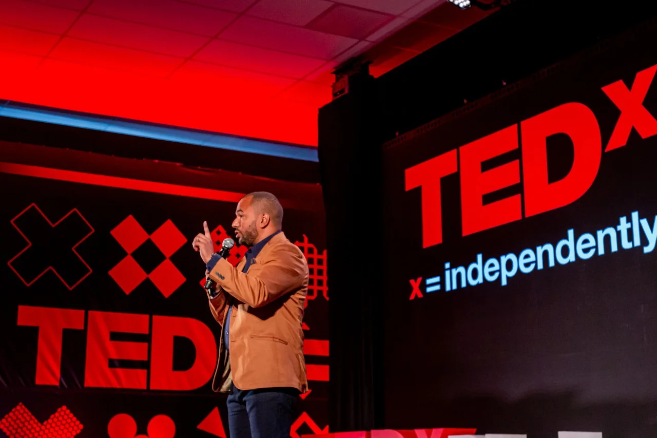 Ricardo Voz no palco TEDx