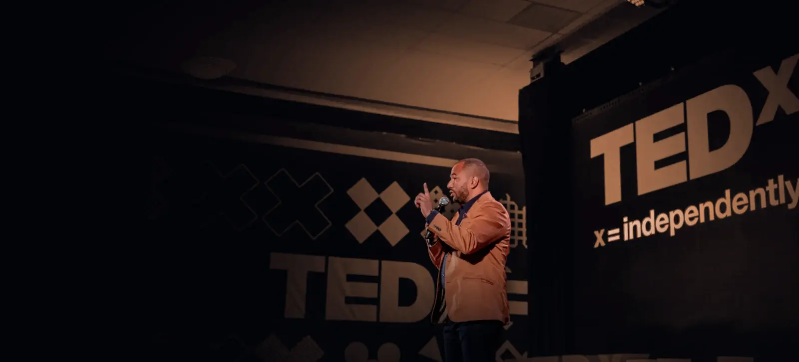 Ricardo Voz no palco do TEDx